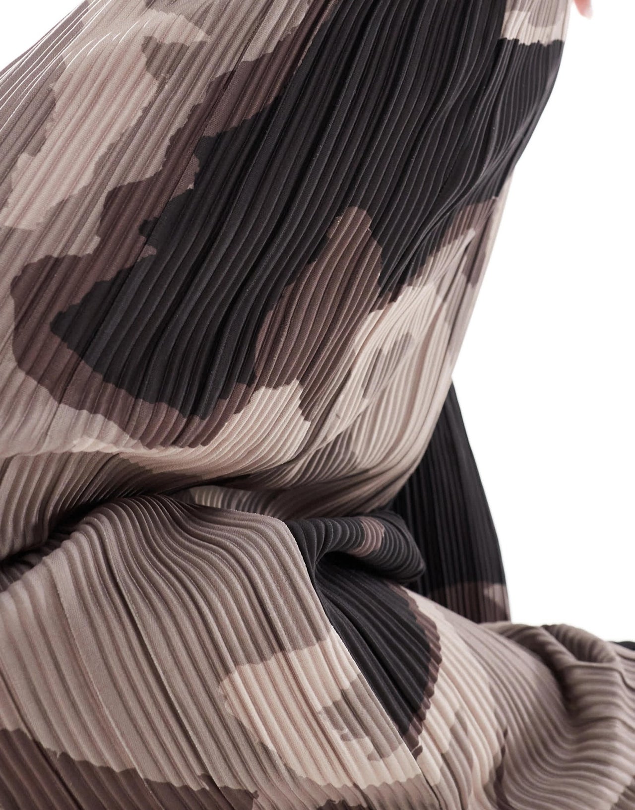 Vero Moda Petite plisse wide leg trousers in brown abstract print - ASOS Sample Sale EU Store