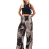 Vero Moda Petite pantalones plisados de pierna ancha con estampado abstracto marrón