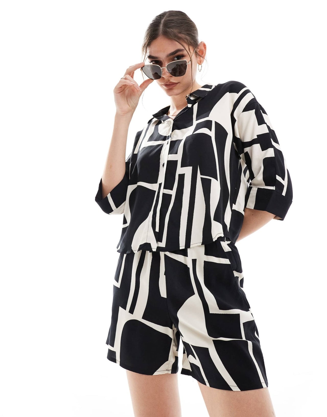 Vero Moda relaxed shorts co - ord in abstract mono print - ASOS Sample Sale EU Store