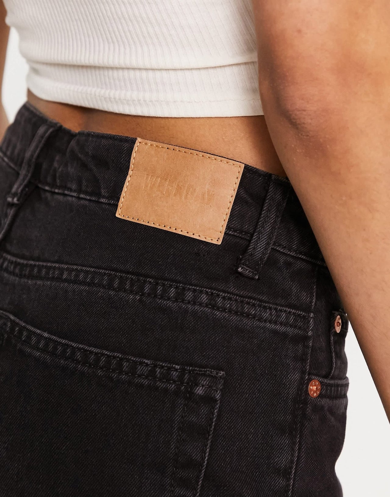 Weekday Pin mid rise straight leg jeans in black - ASOS Sample Sale EU Store