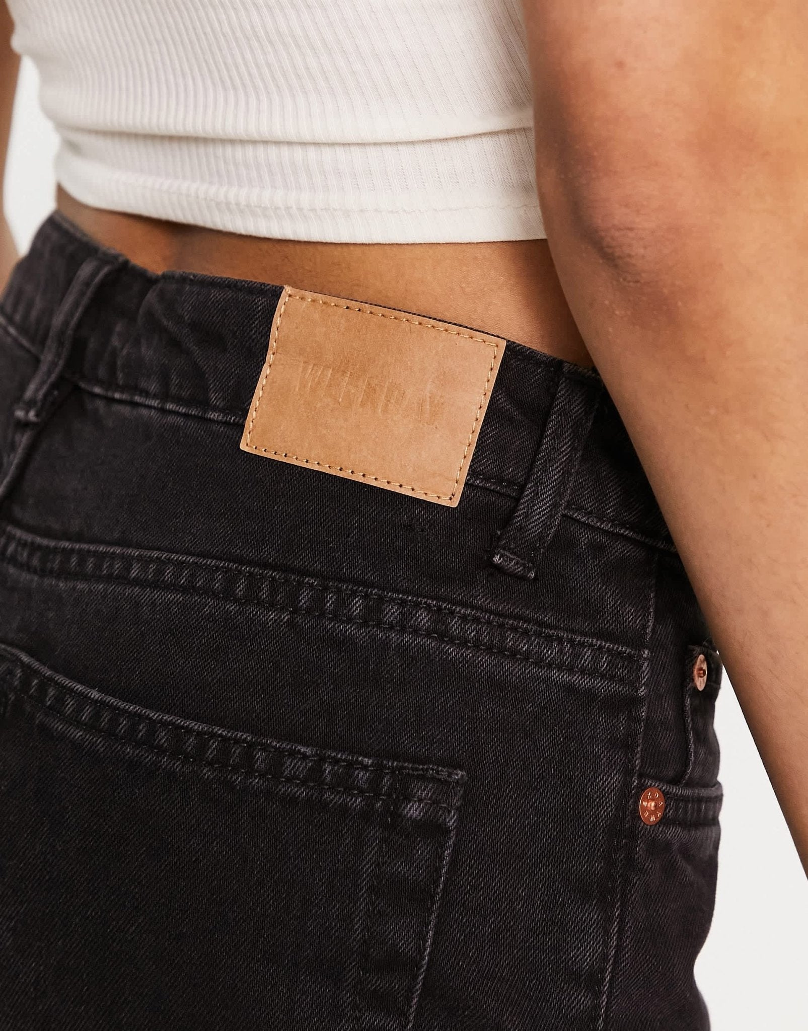Weekday Pin mid rise straight leg jeans in black - ASOS Sample Sale EU Store